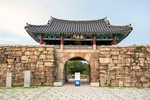 .Pagi-pagi wisata virtual dulu yuk di Haemieupseong Fortress (서산 해미읍성) seru ya kalau bisa naik sepeda disini. Nah, dibalik megahnya benteng ini ternyata ada sejarah kelam loh tentang genosida 1000 orang di periode Joseon. Psst, tenang saja kalau kalian mau berkunjung kesini selain wisata sejarah juga bisa menikmati pemandangan alam yang indah.  #VisitKorea later #ourheartsarealwaysopen 🌿 .Where : 143, Nammun 2-ro, Seosan-si, Chungcheongnam-do.#timetravel #summer #historicalsite #visitkorea #seoul #akudankorea #kekoreaaja #ktoid #wowkoreasupporters #summerinkorea #workwithhappy #playwithhappy #neverstopplaying #dearbeautylove #clozetteid #loveyourself #speakyourself #neverafraid #changedestiny #daretobedifferent #ajourneytowonderland #like4like #august #2020