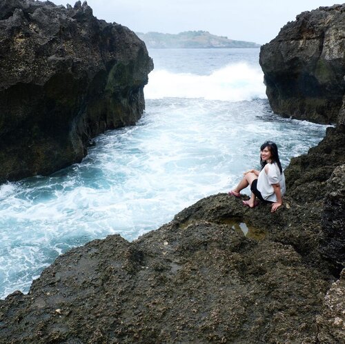 Ocean girls.#wheninbali #balilife #nusapenida #angelsbilabong #beachlife #goodvibes #holiday #vacation #playwithhappy #eatwithhappy #ootd #ajourneytowonderland #changedestiny #dearbeautylove #clozetteid #july #2017
