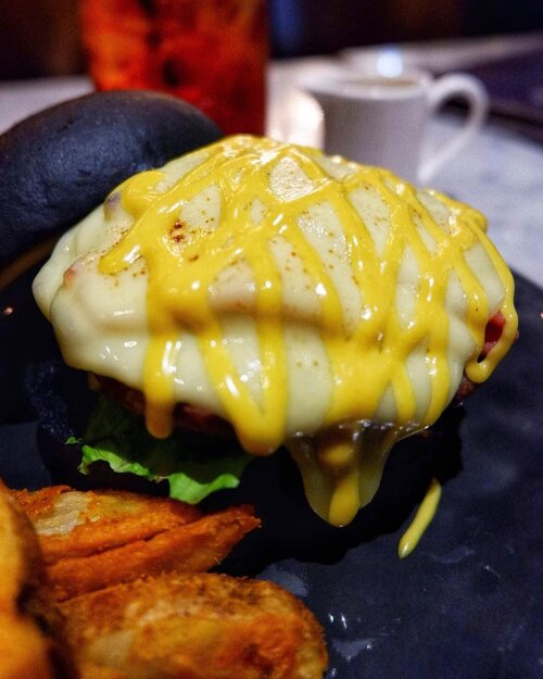 Blacklisted Beef Burger : Australian beef patty, beef bacon, melted cheese, onion ring, lettuce on house made charcoal bun served with coleslaw and potato wedges
.
🍽 @blacklistedcoffee 
#wheninblacklisted #timetravel  #culinary #burger #foodie #foodgasm #foodporn #foodlover #workwithhappy #playwithhappy #playwithstyle #neverstopplaying #dearbeautylove #clozetteid #changedestiny #daretobedifferent #borntolead #ajourneytowonderland #like4like #january #2018