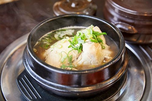 .Annyeong pagi-pagi kangen banget makan Samgyetang atau yang biasa disebutsup ayam ginseng yang sangat bergizi. Sup ini disiapkan dengan menggunakan ayam muda yang diisi dengan nasi, jujube, bawang putih, jahe, ginseng, dan bumbu lainnya.  Bahan-bahan tersebut kemudian direbus bersama dan disajikan dalam kuah kaldu yang nikmat, neomu masisseo 🤤.#VisitKorea #ourheartsarealwaysopen #travelkorea #gyeonggido #timetravel #chuseok #koreanfood #samgyetang #seoul #akudankorea #kekoreaaja #ktoid #wowkoreasupporters #summerinkorea #workwithhappy #playwithhappy #neverstopplaying #dearbeautylove #clozetteid #loveyourself #speakyourself #neverafraid #changedestiny #daretobedifferent #ajourneytowonderland #like4like #september #2020