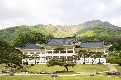 .Annyeong jam 10 pagi di korea jalan-jalan ke Museum of Old Roads karena cuaca masih hangat jangan lupa menikmati pemandangan bukit yang indah ⛰.Mungyeongsaejae adalah rumah bagi pusat transportasi Haneuljae (salah satu jalan tertua di Korea, pertama kali didirikan pada tahun 156 M) yaitu pada Era Joseon, sampai akhirnya tempat ini terus meningkatkan signifikansi budaya untuk menyampaikan warisan tradisional kepada para pengunjung :).Where : 944, Saejae-ro, Mungyeong-si, Gyeongsangbuk-do.#timetravel #summer #mungyeong #visitkorea #seoul #akudankorea #kekoreaaja #ktoid #wowkoreasupporters #summerinkorea #workwithhappy #playwithhappy #neverstopplaying #dearbeautylove #clozetteid #loveyourself #speakyourself #neverafraid #changedestiny #daretobedifferent #ajourneytowonderland #like4like #july #2020