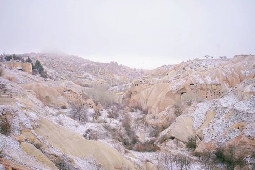 .Pigeon Valley Cappadocia atau yang biasa disebut dengan Lembah merpati merupakan salah satu lembah terpanjang yang ada di Turki yang terletak di antara distrik Goreme dan Uchisar di Cappadocia. Dulunya di daerah ini merupakan pemukiman Kristen Cappadocia, kota bersejarah di Era Roma yang dibangun banyak gereja, biara, dan kapel untuk beribadah.Saat berjalan di tengah Kota saat ini terasa sepi sekali setelah pandemic, menurutku Cappadocia bukan hanya tempat yang bagus untuk menikmati Balon Udara saja tetapi kalian juga harus melihat pemandangan alam nya sangat indah #healingjourney.#timetravel #wheninturkey #middleeast #cappadocia #pigeonvalley #byzantium #konstantinopel #hierapolis #pamukkale #ankara #konya #landscape #sky #middleeast #europe #winter #playwithhappy #neverstopplaying #dearbeautylove #ootd #clozetteid #loveyourself #speakyourself #neverafraid #changedestiny #daretobedifferent #ajourneytowonderland #withgalaxy #april #2021