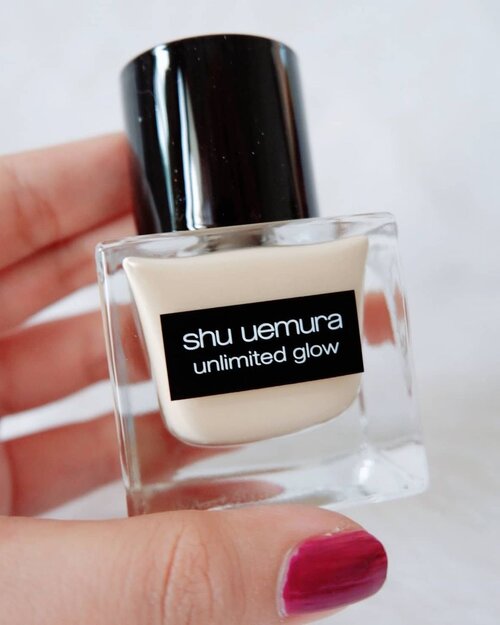 .Masih bahas seputar foundie, nah ini juga yang paling banyak di cari loh @shuuemura Unlimited Glow Breathable Care-In Foundation untuk kulit yang cenderung kering dan hasil nya glowing juga long lasting finishing. Jujur waktu awal tahu produk ini masih bingung karena sama-sama unlimited, tapi setelah review dan tester akhirnya tahu mana yang cocok di kulit aku, by the way shades favorit nya 764 :).#timetravel #shuuemura #shuuemurafoundation #beautyreview #beautymakeup #beauty #workwithhappy #neverafraid #showyourstyle #playwithhappy #neverstopplaying #dearbeautylove #ootd #clozetteid #loveyourself #speakyourself #neverafraid #changedestiny #daretobedifferent #ajourneytowonderland #withgalaxy #january #2021