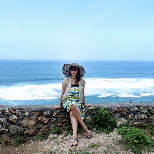 Hello Beach 🌊
.
#wheninbali #gunungpayungbeach #holiday #vacation #playwithhappy #ootd #iwearminimal #ajourneytowonderland #changedestiny #dearbeautylove #clozetteid #july #2017