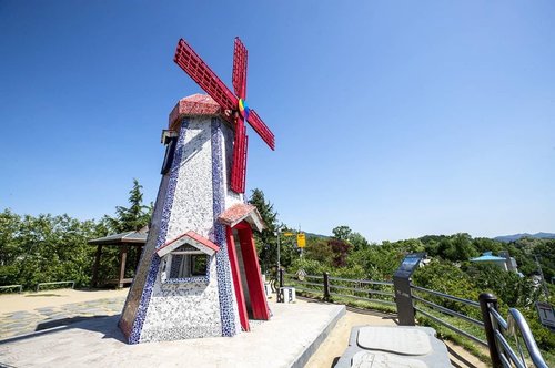 .Daedong Sky Park dibangun pada Desember 2009. Kalian dapat melihat Kincir Angin yang terletak 127 mdpl dan pemandangan kota yang menakjubkan saat musim panas ini sambil bersantai di salah satu kursi dan pagoda, so fascinating 🏞.Where : 182, Dongdaejeon-ro 110beon-gil, Dong-gu, Daejeon.#timetravel #summer #daedongskypark #visitkorea #seoul #akudankorea #kekoreaaja #ktoid #wowkoreasupporters #summerinkorea #workwithhappy #playwithhappy #neverstopplaying #dearbeautylove #clozetteid #loveyourself #speakyourself #neverafraid #changedestiny #daretobedifferent #ajourneytowonderland #like4like #july #2020