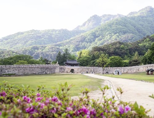 .Masih di Mungyeongsaejae yang memiliki pemandangan indah Gunung Joryeongsan. Tempat ini memiliki Tiga gerbang Juheulgwan, Jogokgwan, dan Joryeonggwan dibangun untuk pertahanan nasional setelah Perang Imjin (1592-1598).Area antara ketiga gerbang tersebut ditetapkan sebagai Taman Provinsi pada tahun 1981. Jalur dari gerbang pertama ke yang terakhir kalian bisa melewati hutan-hutan yang indah dan di dalam batas taman ada satu set lokasi syuting yang digunakan untuk drama sejarah KBS Wow Daebakk.Where : 932, Saejae-ro, Mungyeong-si, Gyeongsangbuk-do.#timetravel #summer #mungyeong #visitkorea #seoul #akudankorea #kekoreaaja #ktoid #wowkoreasupporters #summerinkorea #workwithhappy #playwithhappy #neverstopplaying #dearbeautylove #clozetteid #loveyourself #speakyourself #neverafraid #changedestiny #daretobedifferent #ajourneytowonderland #like4like #july #2020