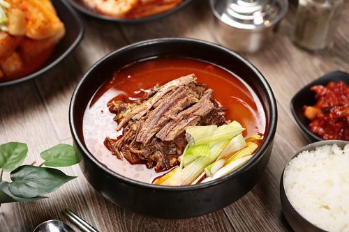 .
Annyeong Chingu-deul back to K-post, Nah kali ini aku mau satu makanan favorite aku yang spicy banget tapi yummy bisa juga untuk jaga kesehatan :)
.
This is Yukgaejang merupakan salah satu makanan berkuah pedas khas Korea yang dibuat dengan irisan daging sapi, daun bawang, tauge, bawang bombay, dangmyeon dan gosari (fernbrake). Kuahnya yang pedas dan gurih juga menghangatkan perut :)
.
Have you tried?
🇰🇷 @ktoid
.
.
#timetravel #koreanfood #yukgaejang #visitseoul #akudankorea #kekoreaaja #ktoid #wowkoreasupporters #winterinkorea #workwithhappy #playwithhappy #neverstopplaying #dearbeautylove #clozetteid #zilingoid #foodies #foodporn #foodphotography #foodgasm #loveyourself #speakyourself #neverafraid #changedestiny #daretobedifferent #borntolead #ajourneytowonderland #like4like #march #2020