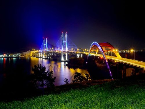 .Samcheonpodaegyo Bridge in Namhae, the view from the nearby park borahae 🌌  Jembatan itu menghubungkan dua tempat yang terpisah walaupun terkadang jadi sebuah pertemuan atau perpisahan semoga menjadi cerita yang indah #VisitKorea later  #ourheartsarealwaysopen.Where : 17, Sacheon-daero, Sacheon-si, Gyeongsangnam-do.#timetravel #summer #seoul #akudankorea #kekoreaaja #ktoid #wowkoreasupporters #summerinkorea #workwithhappy #playwithhappy #neverstopplaying #dearbeautylove #clozetteid #loveyourself #speakyourself #neverafraid #changedestiny #daretobedifferent #ajourneytowonderland #like4like #august #2020