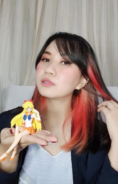 .I am the Pretty Guardian who fights for Love and for Beauty! I am Sailor Venus! In the Name of Venus, I'll punish you with the power of love!.Satu kata buat Minako, CANTIK banget !! kalau masih inget opening song Sailormoon S pose Minako ini yang jadi inspired figurines nya. Super Kawaiii, ngga perlu rakit langsung display aja. Warna sama detailnya sama banget, hmm coba karakter lain juga ada yang versi seperti ini pasti lucu banget kalau complete 🤩🤩🤩.🎵 Momoiro Clover Z - Moon Pride🛍 @multitoys.#timetravel #sailorvenus #ainominako #sailormoon #supersailormoon #sailormooneternal #bishoujosenshisailormoon #usagitsukino #extaliahobbies #banpresto #glitterandglamours #playwithanime #playwithhappy #neverstopplaying #dearbeautylove #ootd #clozetteid #loveyourself #speakyourself #neverafraid #changedestiny #daretobedifferent #ajourneytowonderland #withgalaxy #april #2021