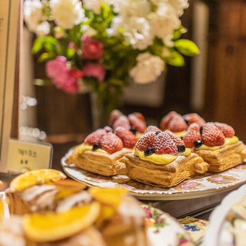 .Chocolate candy fruit honey butter waffle and Marshmallow mango juice You know what I deserveDessert! Dessert! Dessert!.Where : CW Hanok211-9, Songjae-ro, Boseong-gun, Jeollanam-do.#VisitKorea #ourheartsarealwaysopen #travelkorea #hanok #timetravel #chuseok #koreanfood #galbitang #seoul #akudankorea #kekoreaaja #ktoid #wowkoreasupporters #workwithhappy #playwithhappy #neverstopplaying #dearbeautylove #clozetteid #loveyourself #speakyourself #neverafraid #changedestiny #daretobedifferent #ajourneytowonderland #like4like #september #2020