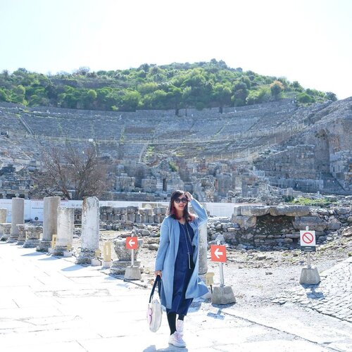 .Bukan reruntuhan candi tapi Hierapolis di Pamukkale yang ternyata jadi tempat shooting Gladiator OMG ! Satu-satu nya tempat yang didatangi dengan cuaca hangat tapi tetap dibawah 10 degrees 🥶.📷 @nanangsoejatna#timetravel #wheninturkey #middleeast #hierapolis #pamukkale kale #ankara #konya #landscape #sky #middleeast #europe #winter #playwithhappy #neverstopplaying #dearbeautylove #ootd #clozetteid #loveyourself #speakyourself #neverafraid #changedestiny #daretobedifferent #ajourneytowonderland #withgalaxy #april #2021