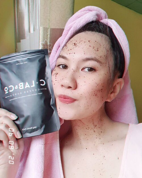 .
Hi Beauty Lovers, sore-sore sebelum mandi mau sharing buat kalian pecinta scrub pasti sudah tahu produk asal Australia ini yang bahannya 100% dari Kopi Arabika, yup @c_labandco merupakan coffee scrub yang mampu mengurangi selulit, stretch mark, dan bekas luka dengan aroma kopi yang menenangkan ketika digunakan sebelum mandi karena mengandung Vitamin E, Sea Salt dan Natural Oils
.
Coffee scrub ini aman digunakan di wajah dan badan juga sesuai untuk semua jenis kulit termasuk yang sensitif. Oh iya, karena kni scrub kalian masih bisa merasakan biji kopi nya saat di aplikasikan ke wajah begitu juga dengan sea salt nya. Hal ini juga yang membantu eksfoliasi kulit, buat kalian yang mau coba @c_labandco bisa order di @sociolla dan kalau mau dapat discount bisa pakai kode promo aku :)
.
🛒 @c_labandco @sociolla
💻 @beautyjournal
.
#timetravel #samasamadirumah #dirumahaja #sociolla #beautyjournal #clabandco #scrubinatub #socialdistancing #selfquarantine #coronavirus #workwithhappy #playwithhappy #neverstopplaying #dearbeautylove #foodies #foodporn #foodphotography #foodgasm #clozetteid #loveyourself #speakyourself #neverafraid #changedestiny #daretobedifferent #borntolead #ajourneytowonderland #june #2020