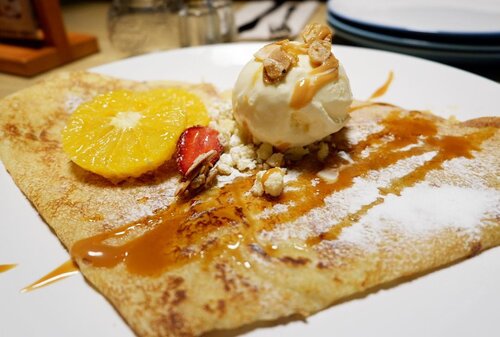 Amélie ini memang terlalu manis tapi ngga semanis senyum kamu dengan mata yang segaris, good night :)
.
#sweetcrepes #amelie #dessert #dessertlover #food #foodie #foodporn #foodlover #foodgasm #foodenthusiasts #eatwithhappy #eatdessertfirst #kitchenette #ajourneytowonderland #dearbeautylove #clozetteid #like4like #july #2017