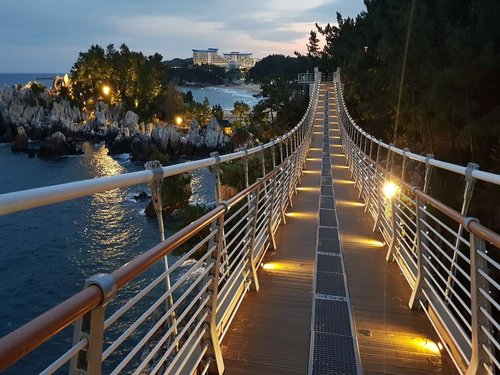 .Can you walk on this bridge along the sea? 🌊  Chuam Suspension Bridge is located near Chotdae Rock, famous as a sunrise spot #visitkorea later #ourheartsarealwaysopen .Where : 28, Chotdaebawi-gil, Donghae-si, Gangwon-do.#gangwondo #donghae #ChotdaeRock #timetravel #summer #seoul #akudankorea #kekoreaaja #ktoid #wowkoreasupporters #summerinkorea #workwithhappy #playwithhappy #neverstopplaying #dearbeautylove #clozetteid #loveyourself #speakyourself #neverafraid #changedestiny #daretobedifferent #ajourneytowonderland #like4like #august #2020