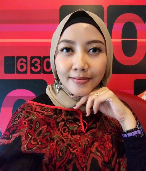 Assalamualaikum...
Pardon my selfie 😊
Bersiap memenuhi undangan iftar dari kementrian PPPA di kediaman Ibu Menteri. .
.
.
.
#emakblogger #keb #hijabmom #hijabersindonesia #hijabootd #makeupminimalis #MomBlogger #indonesiamomblogger #indonesialifestyleblogger #starclozetter #clozetteid #hijabdaily #hijabblogger #bloggerlife #lifestyleblogger