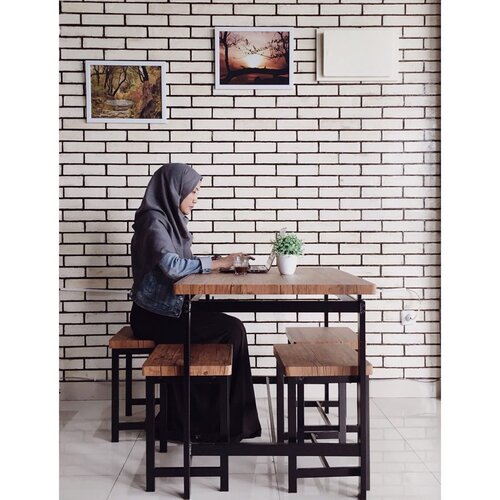 Sore ini cuaca cerah, langkah pun menjejak di @typicacoffee, sebuah tempat berbeda dari biasanya untuk memuaskan dahagaku akan kopi..Kali pertama ini sang barista menyuguhkan citarasa Gadis Gayo. Ah... siapa sangka aroma lembut dan asamnya membuatku jatuh hati. Lebih sempurna karena sudut ruangannya begitu tenang dan nyaman. Menuntunku melepaskan hiruk pikuk yang kadang datang berulang..Pun sore ini tidak ada alasan untuk murung, saat sebuah kalimat cinta yang terlantun dari ibu kandung. Ada haru yang melepas linglung, bersama doa yang sampai hingga ke jantung..Terima kasih MamaSenyum ini akan selalu ada.Karena darimu aku belajar dan menjadi kuat....Terima kasih juga @aya_bubunanindra yang sabar mengabadikan momen ini 😁#coffeeshop #typicagalaxy #starclozetter #clozetteid #emakblogger #momlife #indonesianlifestyleblogger #coffeejoyrney #coffeetime #coffeemug #creativecontent #storytelling #pecintakata #indonesianlifestyleblogger #pecintasastra #katamira