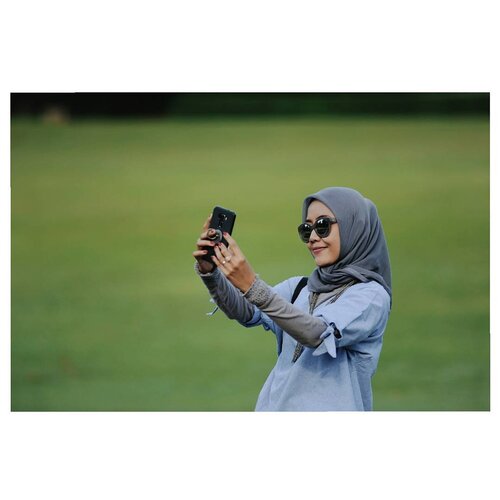 Tak apa sesekali ber-selfie sambil tersenyum, karena itu lebih baik daripada murung. Lalu, tak apa kan sesekali aku sekedar memandang? Karena mengetahuimu ada, itu membuatku tenang 😊.....#photortory #contentwriter #creativecontent #creativewriting #storytelling #wordartist #emakblogger #starclozetter #clozetteid #pecintasastra #pecintakata #perangkaikata #katamira #bloggerdailynotes #indonesianlifestyleblogger #msahidthoughts #ruangfiksiku #kitadanbahagia