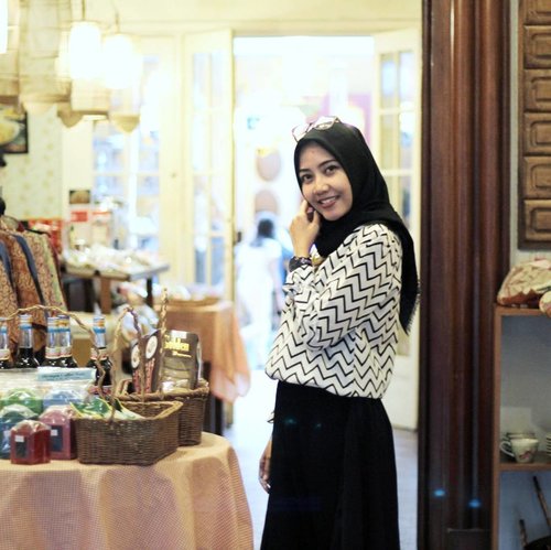 Day 2 lebaran. Diantara kemacetannya, Bandung masih tetap menjadi tempat yang nyaman untuk bersantai, atau sekedar mencari coffee shop untuk berfoto 😋😊
.
.
.
.
📷 @zaharavinka
#ootdindo #ootd #starclozetter #clozetteid #ootdhijabers #lifestyleblogger #hijabfashion #momlife #bloggerlife #momblogger #indonesialifestyleblogger #bloggerdailylook #msahidootd