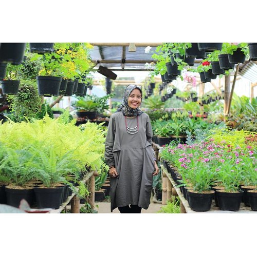 Go to the garden when you need to remember that everythings is love 😍....@zaharavinka#picoftheday #tagsforlike #starclozetter #clozetteid #emakblogger #bloggerlife #indonesialifestyleblogger #garden #gardening #instaflowers #flowerstagram #lembang #momlife #canoneosm2 #lense50mm #jalan2makmir #bandungjuara #hijabersindonesia #hijabmom