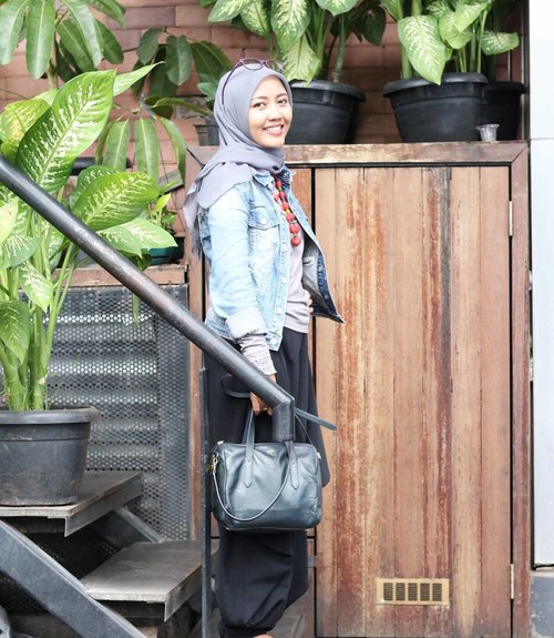 Happy Monday!.....📸 Icoel #Workingmom #MomBlogger #ClozetteID #starclozetter #bloggerdaily #bloggerlife #emakblogger #lifestyleblogger #ootd #ootdindo #hijabers #hijabmom #hijabsmart #randomlifemoms #digitalmom #indonesialifestyleblogger #bloggergram #blogging
