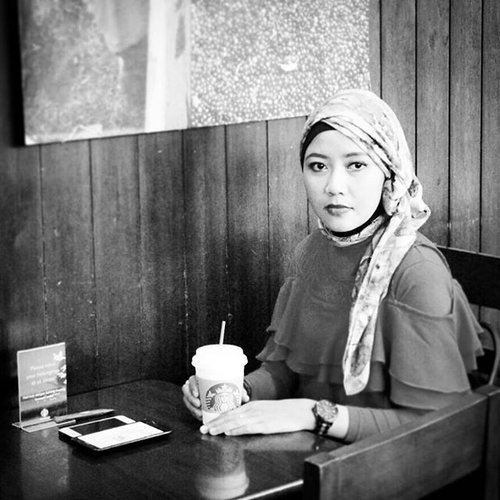Good morning love. Hello coffee 😍💞 #lifestyleblogger #clozetteid #emakblogger #bloggerslife #bloggersdaily #bw #bwgram #bw_lover #instabw #photobw #bw_photooftheday #insta_bw #hijabmom #hijabstyle #hijabblogger #hijabfashion