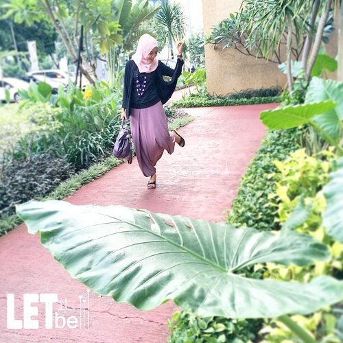 Love this pic ^_^Capture by @neng_orin Tag with love @clozetteid #clozetteId #picoftheday #instashare #instaphoto #streetPhotography #hijabers #hijabmom #bloggerdaily #emakblogger #ootd #hotd #IndonesianHijabBlogger
