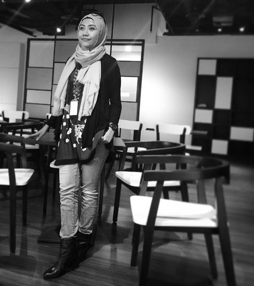 Maybe the journey isn't so much about becoming anything. Maybe it's about unbecoming everything that isn't really you. So you can be who you were ment to be in the first place#ootdhijab #ootdindo #clozetteid #bloggerslife #lifestyleblogger #emakblogger #bw #instabw #bwlover #bwgram #bw #touchofbw #boots #bootslovers
