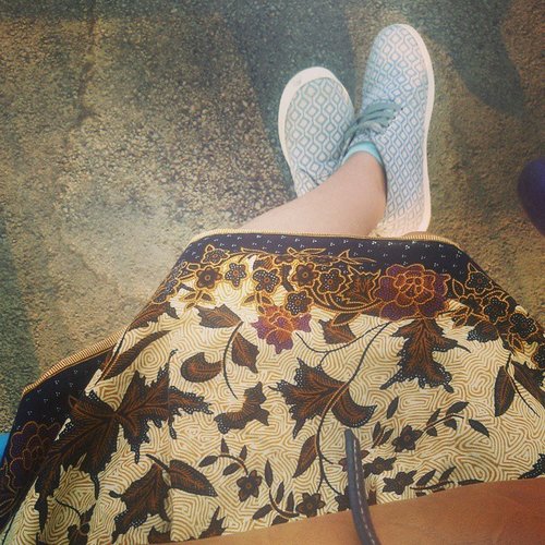 Batik Day with my fav shoes #potd #clozetteid #shoes #instadaily #instaphoto #morning #work #batik #indonesia