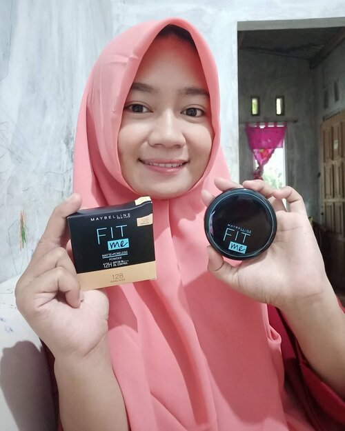 Saat pertama kali memegang dan membuka compact powder FITme aku terkejut dengan kemasannya yang elegant banget. Begitu dibuka isinya, waow sesuai yang aku harapkan, suka banget deh. Maybelline FITme compact powder mudah banget digunakan, begitu diaplikasikan ke wajah langsung terlihat hasilnya, wajah jadi terlihat lebih halus, gak berminyak seketika, dan ringan di wajah. Ini tu bikin aku puas banget yang kulitnya berminyak tapi setelah pakai compact powder FITme dari Maybelline aku merasa kulitku tidak berminyak meskipun menggunakan bedak padat selama lebih dari 12 jam. Aku merekomendasikan banget buat kalian pakai compact powder FITme! Nyata bener hasilnya mengontrol minyak berlebih hingga 12 jam, dan make up kita tu gak luntur sama sekali, tetep nempel di wajah.#12JamBebasMinyak #clozetteid