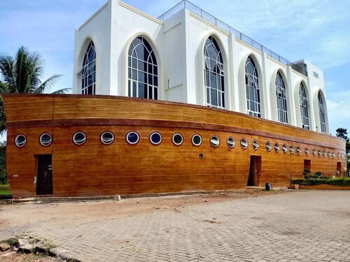 Struktur bangunan  masjid menyerupai sebuah kapal. Siapakah arsiteknya? Yang pasti, dalamnya cukup menarik. Terdapat 3 lantai dalam Masjid Kapal ini. Lantai pertama merupakan aula, biasa untuk pertemuan-pertemuan. Lantai kedua, untuk beribadah. Dan yang paling atasa adalah atap, di sini kita bisa menikmati keindahan alam yang sejuk dan rindang....Semarang, Jawa Tengah..#ClozetteID