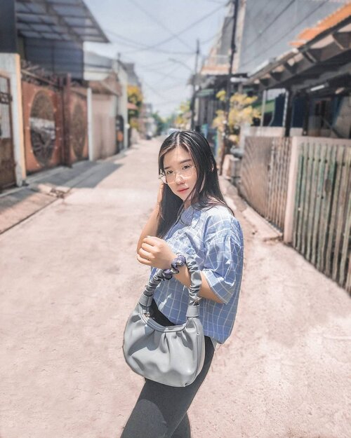 I got new cute bags from @sherla.bags !Kebetulan terakhir pengen bgt model tas kayak gini, dan jelas, aku pilih yang warna biru. Jangan dihujat 😂Model tasnya lucu dan bagus banget dipake buat jalan-jalan. Find yours at @sherla.bags !...#endorsement #tas #taslucu #ootd #outfits #outfitoftheday #fashionstyle #beauty #beautyblogger #blogger #fashionblogger #lightroom #taskekinian #clozetteid