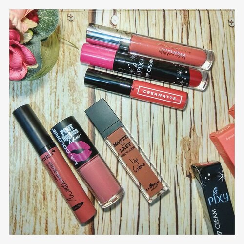 Kamu salah satu penggemar liquid lip? Nah, kali ini aku berkolaborasi dengan para member @atomcarbonblogger akan memberikan rekomendasi-rekomendasi produk liquid lip andalan yang cocok banget dipakai untuk kegiatan sehari-hari.

Aku pribadi, bukan orang yang rela menghabiskan ratusan ribu untuk produk liquid lip. Kenapa? mending buat beli eyeshadow pallette bok 🙈 So, buat kalian yang 'sejenis' denganku, postingan terbaruku ini adalah Liquid Lip Andalan Dibawah 50Ribu. Simply klik the link on my bio~ 💕
.
.
.
.
.
.
.
.
.

#kbbvmember #kbbvbeautypost #lipjunkie #lipstickswatch #lipcream #liquidlip #lipstick #lipsense #makeupjunkie #makeupoftheday #makeupreview #skincareenthusiast #skincarereview #makeupenthusiast #eyeshadow #pink #nude #nudelipstick #nudelip #pinklips #love #blogger #bloggerpost #beauty #beautyblogger #beautyenthusiast #clozetteid