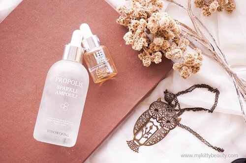 [Propolis Ampoule]

Propolis ampoule ini menduduki kedudukan spesial di hatiku. To be honest kalau disuruh pilih serum-serum yang aku posting sebelumnya atau propolis ini aku bakalan jauh milih ini. Hihi. 🌱 Tosowoong Propolis Ampoule 🌱 Lee Ji Ham Vita Propolis Ampoule

Bukan jenis skincare yang banyak gimmick banyak janji ini itu. Bukan jenis skincare dengan hasil instan mencerahkan, mengatasi jerawat bla bla bla juga. Tp beneran skincare yang fokus pada hydrating, moisturizing, nourishing. Kerjanya lebih ke memperbaiki skin barrier dan membuag kulit tetap sehat. Yang mana kalau itu tercukupi membuat skincare yang lain kerjanya lebih optimal. Satu lagi bisa jadi booster juga. 
Yang paling aku notice dulu selama menggunakan ini, walaupun rentan breakout tapi aku jarang punya acne scar. Berbeda dengan belakangan ini saat tidak menggunakan propolis ampoule di skincare routine. Kalau udah jerawatan acne scarnya jadi lebih susah sembuhnya 😭😭😭. Suka banget sama propolis 😘😘 Ada yang sudah pernah nyobain propolis ampoule di atas? Kalau udah bagusan yang mana menurut kamu? Atau ada rekomendasikah propolis ampoule yang lain yg harus dicoba? 😉😉😉 .
.
.
#mykittybeauty #clozetteid #bestskincareproducts #bestskincare #skincareroutine #skincare #propolis #propolisampoule #leejiham #leejihamvitapropolisampoule #tosowoong #jogjabloggirls #fdnetwork #femaledaily #abskincare #abcommunity #rasianbeauty #rasianskincare