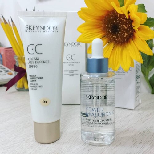 My first time pakai moisturizing booster dan ini juga pertama kali aku pakai produk dari @skeyndor.id .

Skeyndor sendiri adalah brand kecantikan yang berasal dari Spanyol dan outletnya juga sudah ada di @lotte_avenue .

@skeyndor.id power hyaluronic moisturizing booster, selain dapat melambabkan kulit wajah booster ini juga bisa meningkatkan kinerja skincare yang selanjutnya kita pakai. Yang paling unik menurut aku dari serum ini adalah texturenya yang gel oil, jadi dia seperti gel tapi mengandung oil *nahloh. Ini menarik karena aku sendiri baru ngerasain texture kaya gini, rasanya pas di pakai di wajah tuh lgsg meleleh gitu loh 💕
Texturenya ini juga cepet meresap di wajah dan ga terasa lengket.

@skeyndor.id cc cream age defence spf30 shade 00
Ini tu cc cream yang awalnya aku kira akan keputihan pas aku pakai, ternyata ini malah cocok aku pakai sehari hari karena pas aku pakai di wajah juga ga seputih yg aku bayangin,, selain itu cc cream ini juga ga sekedar makeup karena mengandung vit.C , sodium hyaluronate dan spf30. Jadi kalo buru buru aku ga perlu pakai sunscreen lagi karena ini udah ada kandungan spf nya.

btw aku bakal bahas ini lebih lengkap kap kap di blog dan youtube aku ya

Stay tunee muah 💕

#playingwitharvi #skeyndorid
#skeyndor #BeautyBlogger #beautybloggerreview #skincareroutine #jakartabeautyblogger #bloggerceria #clozetteid #beautyhauls #skincareaddict #booster #moisturizer #moisturising #moisturisingbooster #undiscovered_muas #wakeupandmakeup #beautybloggerindonesia #indobeautygram #indobeautysquad #Bloggirlsid #JakartaBeautyBlogger #beautybloggerid #bloggermafia #setterspace #nyxcosmeticsid #tampilcantik #lfl #sunscreen #sunscreenmatte #sunblock