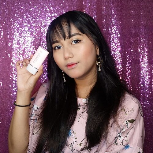 Makeup nyoblos ku hari iniiii 
Kalo event kaya gini cakepnya makeup tipis tipis aja 
Jadi untuk complexionnya aku cuma pakai primer dan bedak aja 
Nah primer yang aku pakai hari ini tuuu @cezanne.id make keep base 
Jadi ini bisa di pakai juga sebelum foundation, fungsinya melembabkan kulit, membuat makeup lebih tahan lama, dan mencerahkan wajah.
@cezanne.id makeup base juga ga mengandung alkohol 
Jadi cara pakainya di kocok dulu ya, karena texturenya cukup cair.

#playingwitharvi #BeautyBlogger #beautybloggerreview #eyeshadow #jakartabeautyblogger #bloggerceria #clozetteid #earforyoujkt #eyelook #focallure #ombrelips #dailymakeup #makeupnyoblos #undiscovered_muas #wakeupandmakeup #beautybloggerindonesia #indobeautygram #indobeautysquad #Bloggirlsid #JakartaBeautyBlogger #beautybloggerid #bloggermafia #setterspace #tampilcantik #lfl #cezannemakeupbase #cezanne #makeuppemilu