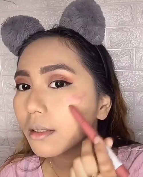 Ini dia one brand makeup tutorial yg kalian minta, nah kali ini aku pakai produk dari maybelline.Deets.✨Maybelline Fit Me 12-Hour Oil Control Powder✨Maybelline Superstay Matte Ink Liquid Matte Lipstick✨Maybelline Fit Me! Matte+Poreless Liquid Matte Foundation✨Maybelline Push Up Drama Waterproof Mascara✨Maybelline Define and Blend Eyes✨Maybelline Fit Me Liquid Concealer ✨Maybelline Superstay Ink Crayon Matte Lipstick✨Maybelline Lifter Gloss Lip✨Maybelline The City Mini PaletteLengkap banget ya ternyata maybelline punya semua makeup yang aku butuhin buat one brand makeup tutorial inii hihi 😍#readywithmaybelline #onebrandmakeup #onebrandmakeuptutorial #maybellinemakeuptutorial #makeuptutorial #clozetteid @maybelline