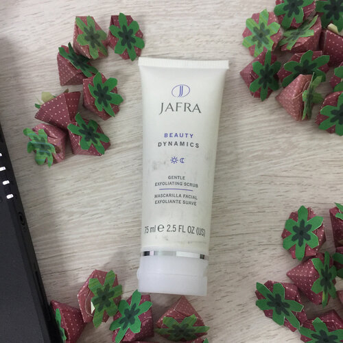 STEP 1. 
Gentle exfoliating scrub pertama yang bikin jatuh cinta sama hasilnya, dari JAFRA dan ini sekarang wajib banget masuk ke skincare routine mingguan aku, aku pakai setelah membersihkan muka dengan air dan sebelum menggunakan mud mask JAFRA 
Aku dapet ini dari @malla_beautycare , yang penasaran sama produk2 nya JAFRA kalian bisa langsung ceki ceki aja ya ke @malla_beautycare , owner nya ramah sekali 🤣💕 And ya aku udah post reviewnya di blog akuuuu 
http://playingwitharvi.blogspot.co.id/2018/02/jafra-beauty-dynamics-gentle.html?m=1

#jafra #skincare #exfoliating #scrub #strawberry #review #clozetteid #charisceleb #exfoliate #gentleexfoliatingscrub #jafrabeauty #jafrabeautydynamics #jafraindonesia