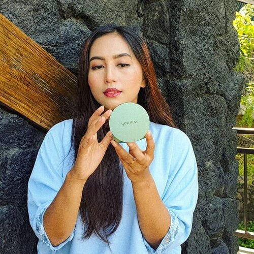 Siapa disini yang cintaaa sama cushion? Sama kaya aku dong berarti, selain praktis banget buat dipake buat touch up, cushion juga biasanya udah mengandung pelembap yang ga bikin wajah kering. Kaya Wardah Exclusive Flawless  Cover Cushion iniiii, si kecintaan baru aku. Coveragenya mantul banget sekali taptap aja udah bisa meratakan warna kulit wajah. Aku juga suka karena shadenya yang 04 Natural itu masuk ke warna kulit aku terus hasilnya juga flawless dan ada kesan kesan natural glownya gitu loh hihi >< #FeelThePerfection #WardahExclusiveSeries @Wardahbeauty