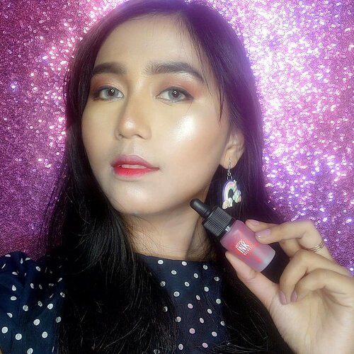 Another @peripera_official Airy ink velvet om my lips 💋 Tapi malam ini aku gapake full lips, cuma di ombre aja. Karena shade yang aku pake sekarang itu  shade #3 Sold Out Red Ombre lips ini bisa jadi salah satu alternatid buat siapa aja yang ga terlalu berani pake lippies warna merah. Karena ga akan keliatan bold dan tetep soft.Get yours at https://hicharis.net/arvi/9Co dijamin asli!!! Ati ati sama fake product ya bebss. .#hicharis #charisceleb #periperaairyinkvelvet #peripera #makeupincrime #beautiesquad #clozetteid #sociollabloggernetwork #beautybloggertangerang #beautybloggerindo #kbbvmember #beautygoers #playingmakeupwitharvi #tampilcantik @peripera_official @hicharis_official @charis_celeb