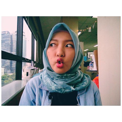 YEAY! Akhirnya besok pulang ke rumah setelah berbulan bulan ngendon di Jakarta, merasakan 'panasnya' Jakarta. Akhirnya dapet tarawih sama puasa pertama di rumah setelah Ramadan taun taun sebelumnya selalu di Masjid SMA 3 hahaha. 
Tapi. Kok. Males. Packing. Yha. 😦

PS.
Bloopers foto buat blog. Kira-kira review apa ya? 🙈

#ceritazakia #blogger #lifestyleblogger #hijabfashion #clozetteid #riamirandasignaturescarf #monobasic #baladaanakrantau #pengennyabawataspunggungaja #tapisemuadibawajadigamuat #nantidarirumahpastibawasesuatu #tapimalesribet #ahudahbawatasgembol #tapimalespacking #capeksamafeed #biarin #besokmudik #bhay #dailylife #dailyofhijabers