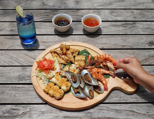 Siang nanti kamu mau makan apa? Kalau suka  seafood mampir gih ke @ibisstyles_jgm dan cobain seafood yang jadi signature dish di sini.  Udahlah lezat, porsinya jumbo pula. Seporsi bisa makan berdua. Hihihi..Isinya macem-macem, ada  Udang Pancet, ikan Gindara, Cumi-cumi, dan kerang yang dimasak dengan bumbu kuning nan sedap. Tinggal pilih mau dicocol pake Saus Bulgogi atau Saus Teriyaki. Puas deh, sampe lupa semua beban hidup saking enaknya. 😋😋.Go get it at Streats Restaurant only for:Korean Mixed Grill IDR 125.000,- ++Blue Ocean IDR 35.000,- ++.#ReviewbyEka #IbisStyles #ISJGM