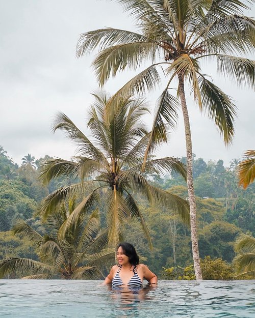 Enaknya ditemenin siapa pas renang-renang manja gini?.Never get bored of Bali, this island of God always brings the best of me with its palm trees, cool breeze and positivity..Smile! Weekend’s at the edge 😘 📷 : @deddyhuang.#TripofWonders #WonderfulIndonesia