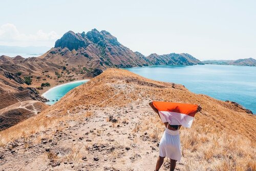 Komunitas pemburu tiket diskonan yang rela mantengin Travel Fair (tapi nggak jadi beli karena masih tetep kemahalan) siap datang ke TPS hari ini. 😂😂 Demi Indonesia yang lebih baik! 🇮🇩 🇮🇩.Jangan lupa dandan kali aja ketemu mantan. Eh 😜Jangan lupa sarapan dulu biar nyoblosnya fokusDan jangan lupa pilih sesuai hati nurani. 🙏🏼.Jujur, saya merasa gugup untuk pemilu kali ini namun jadi sedikit lebih tenang dengan pemikiran bahwa nggak sehelai rambut pun yang jatuh yang Tuhan nggak tahu. So, siapa pun pemimpin yang menang, itu semua atas seijin Tuhan, yang penting kita tunaikan kewajiban sebagai warga negara untuk memilih..Wis, mau mandi dulu, nyoblos terus cari diskonan di mall 😂 kamu nyoblos juga kan?.#PemiluDamai #Indonesiadamai #pemilu2019 #labuanbajo #pulaupadar #padarisland