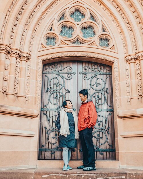 Do you consider yourself religious? Um, well, I don’t. Saya ingat, dulu sekali pendeta di gereja tempat saya beribadah pernah bilang bahwa seberapa relijius diri ini tidak diukur dari atribut yang kita kenakan. (Kalung salib, stiker penuh ayat di belakang mobil, dll). Percuma menggunakan atribut keagamaan kalau kelakuannya tidak mencerminkan agama yang dianut. Mending nggak pake kalung salib tapi hatinya penuh kasih sayang kepada sesama.Gara-gara itu sampe sekarang saya jadi gak berani pake salib. Ngerasa belum pantas 😅 hahaha. Tapi tetep berusaha pergi ke gereja kok walo banyak bolongnya dan masih sering bianget kepleset berdosa.#catedral #sydney #wheninsydney #australia