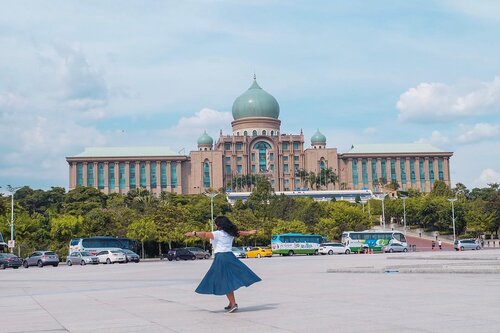 Tahu nggak siapa pemimpin tertua di dunia saat ini? Yes, Mahathir Mohamad yang usianya 93 tahun adalah PM tertua bahkan mengalahkan Ratu Elizabeth (yang gue pikir highlander saking lamanya memerintah dan panjang umur banget hehehe)..Anw, I visited the Malaysian Prime Minister office from a far on last #MYJuliesGetaway with @julies.ind. Ini bukan kali pertama saya mampir ke sini tapi selalu senang deh foto-foto di mari. Ohya gedung ini letaknya di Putrajaya, kota pemerintahan Malaysia yang letaknya kurang lebih 1 jam dari Kuala Lumpur. Selain kantor PM juga terdapat masjid berwarna merah jambu dan juga gedung-gedung lainnya. Pastinya nanti saya akan post juga. 😊😊.Kamu sudah pernah ke Putrajaya?