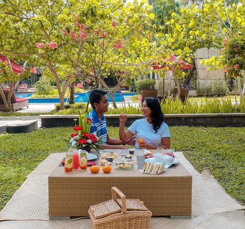 Have you got any plans for this weekend? Picnic by the pool or in the garden at @sheratonjogja can be a good idea, don’t cha think?.Spending quality time in the midst of fresh air with the loved ones accompanying by the birds chirping and the winds blowing among the leaves is my fave thing. ♥️.Oh, no phone for sure 😝 difficult at first but we managed to do that!