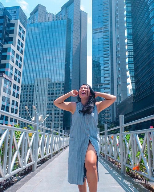Akhirnya setelah sekian lama punya juga foto di JPO yang penuh pro & kontra ini 😅 Kamu udah foto di sini beloom?
.
🧥 wardrobe styled by @yunaandco
.
📍JPO Sudirman di depan Prudential Tower.
.
.
.
.
.
#lifestyle #enjoythelittlethings #sudirman #skyscraper #aroundtheworld #citystroll #exploremore #locallife #bridge #citygirls #jpo #weekendvibes #saturday #wiken #dijakartaaja #jakarta #infojakarta #mahmud #almost40 #yunaandco