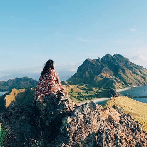 Stay close to people who make you feel like sunshine........#pulaupadar #islandlife #padarisland #QOTD #motivation #pejalanindonesia #secluded #serenity #summervibes #pausethemoment #jalanjalanseru #moodtones #landscapecaptures #fromwhereyoudratherbe #mindfulness #mindfultravel #capturemoments #travelmate #travelinstyle #pejalanselow #ootdindo #clozetteid #eka_labuanbajo