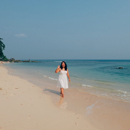 Hallo dari ujung barat Pulau Jawa: @tanjunglesungid yang pantainya bersih dan warna lautnya tosca banget..Jadi akhir pekan ini saya menghadiri Festival Layangan yang merupakan suatu rangkaian acara pemanasan sebelum @rhinoxtriathlon pada 29-30 September 2018 nanti. Ada banyak banget kegiatan seru di sini. Ada Kang Tato seniman Pandeglang yang  melukis layangan raksasa dengan gambar badak dan layangan tersebut akan diterbangkan hari ini lho. Langsung, fresh from the oven! Terus kemarin saya ikutan workshop membuat layangan dan bahkan berusaha menerbangkannya walaupun gagal sih 😂 (lebih jago menerbangkan hati orang daripada layangan hihihi)..Intip keseruan acara di sini lewat instastory saya dan juga dari tagar #RhinoKitesFestival2018 road to #RhinoXTriathlon2018 #ExploreTanjungLesung .