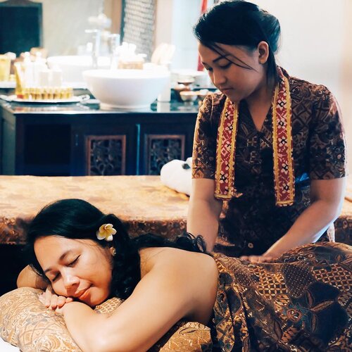 Kamu suka spa dan massage?.Hari Minggu itu pas banget buat spa. Rileks, leyeh-leyeh, manjain diri sendiri and self love. Kalo bukan kita yang mencintai diri sendiri, siapa lagi?.Waktu saya ke Yogyakarta tempo hari, saya nyobain spa di Taman Sari Royal Heritage Spa di @sheratonjogja. Terapisnya terampil (pijatannya enak), tempatnya cozy, bisa couple massage lho. Nggak cukup sebentar di sini, soalnya ada jacuzzi sama indoor swimming pool-nya juga. .Dan yang paling saya suka.... WANGINYA ENAK BANGET. Well, produk-produknya kan masih satu seri keluaran dari Mustika Ratu yang memang tersohor sebagai rahasia keraton ❤️❤️..Ah, 90 menit yang menyenangkan, selesai spa langsung fresh and ready to kick the world again. Hahaha..#reviewbyeka #sheratonjogja